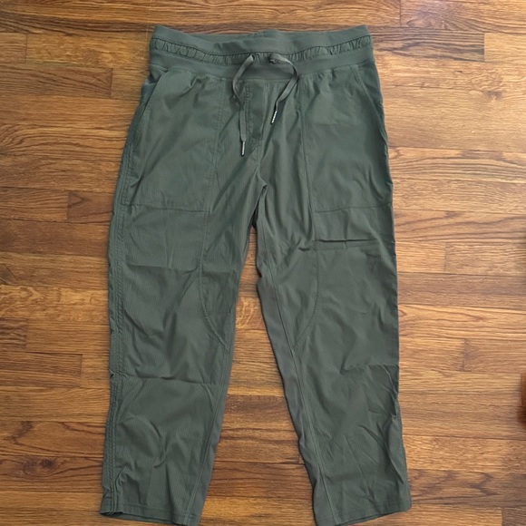 Like new Size 8 Lululemon Dance Studio Mid-Rise Cropped Pant Army Green - Picture 1 of 3